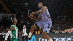 Guerschon Yabusele (d), ala-pívot francés del Real Madrid, atrapa un rebote durante el partido de semifinales de la Supercopa de baloncesto entre Real Betis y Real Madrid disputado este sábado en el pabellón de San Pablo, en Sevilla.