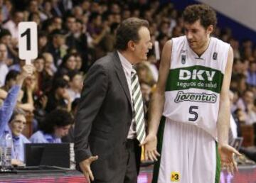 Rudy Fernández habla con Aíto García Reneses, entrenador que le hizo debutar en ACB.