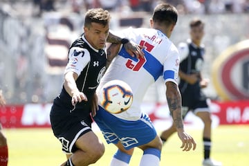 El jugador de Colo Colo Gabriel Costa, izquierda, disputa el balon con Valber Huerta de Universidad Catolica durante el partido de primera division realizado en el estadio Monumental de Santiago, Chile
