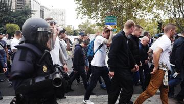 La Policía carga contra los hinchas del Legia de Varsovia