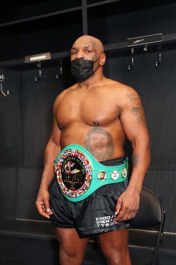 Ambos boxeadores se llevarón el cinturón conmemorativo WBC Frontline Battle.  