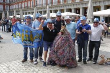 Los ingleses esperan la hora del partido disfrutando de las terrazas de la Plaza Mayor.