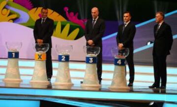 Cafu, Zinedine Zidane, Fabio Cannavaro and Sir Geoff Hurst esperan detrás de los bombos durante el sorteo final de la Copa Mundial 2014 de Brasil