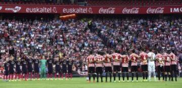 Los jugadores del Athletic Club de Bilbao y los del FC Barcelona guardan un minuto de silencio por la muerte del expresidente del club rojiblanco Pedro Aurtenetxe, que falleció el pasado mes de julio.