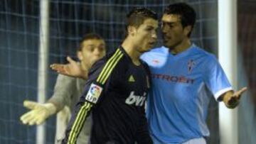 El defensa argentino del Celta Gustavo Cabral discute con Cristiano.