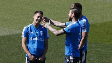 Ramos bromea con Reguil&oacute;n durante un entrenamiento del Madrid.