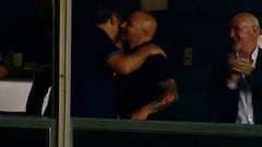 Sampaoli celebra con Angelici los goles de Benedetto