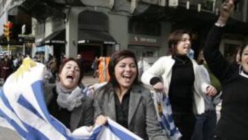 Cientos de uruguayos toman las calles para celebrar el triunfo de la celeste