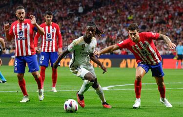 Camavinga controla el esférico entre Koke y Mario Hermoso.