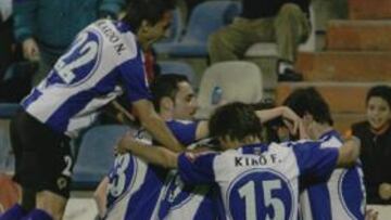 <b>ALEGRÍA.</b> Los jugadores del Hércules se felicitan tras conseguir un gol, en un partido de esta temporada.