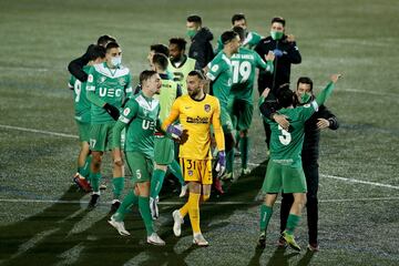 Los jugadores del Cornella celebrando su victoria, después de eliminar al Atlético de Madrid en la Copa del Rey 