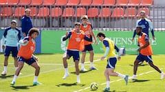Corral, del Atleti B, conduce el balón ante Witsel, Giménez y Lemar durante un ejercicio del entrenamiento.