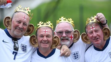 Inglaterra y Dinamarca se enfrentaron en el Frankfurt Arena, donde los aficionados ingleses disfrutaron del
partido a pesar del 1-1. Como los cuatro de la imagen, que posan sonrientes con la bandera de su país pintada en el
rostro y unas divertidas coronas con unas grandes orejas incluidas. ¿A qué celebridad de su país querían parecerse?