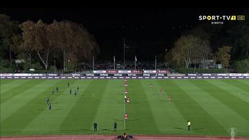 Los jugadores del Belenenses con nueve jugadores antes de empezar el partido frente al Benfica.