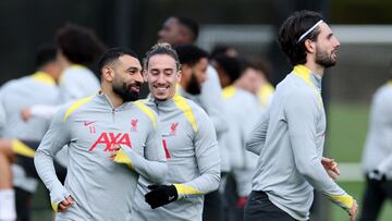Salah, Tsimikas y Szoboszlai, en un entrenamiento.