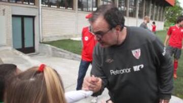 Bielsa invitó a un niño al entrenamiento.