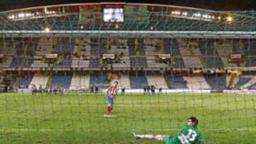 <b>EL PASE A LA FINAL. </b> El central de la cantera rojiblanca, Domínguez, marcó el penalti decisivo (7-6) que le daba al Atlético el pase a la fi nal del Teresa Herrera.