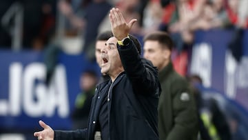 PAMPLONA, 21/03/2026.- El entrenador del Girona Miguel Ángel Sánchez, durante el partido de la jornada 29 de LaLiga EA Sports entre Osasuna y Girona, este sábado en el estadio El Sadar en Pamplona.-EFE/ Jesús Diges