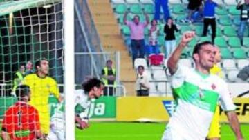 <b>TABLAS. </b>Jorge Molina celebra el gol del empate conseguido ante el Cartagena, ayer en el Martínez Valero.