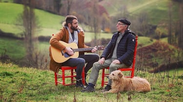 Tal y como cuenta en su libro, debido a su TOC no llegó a disfrutar del fútbol. Pero eso no le impidió disfrutar de su verdadera pasión, la música, la cual utilizaba como vía de escape. Por ello, antes de su retiro formó el grupo de ‘Vanpopel’ para lanzarse con todo a por su sueño. No obstante, el vasco acabó siendo más conocido gracias a sus monólogos de humor. 