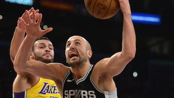 Manu Gin&oacute;bili, jugador de los San Antonio Spurs, penetra ante la defensa de Larry Nance Jr, de los Lakers.