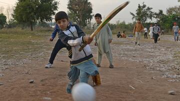 Jugando al cricket en el recreo