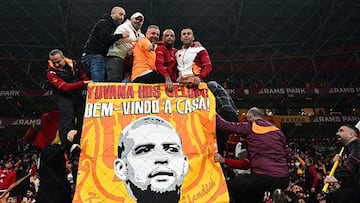 Felipe Melo, en la grada en su homenaje del Galatasaray.