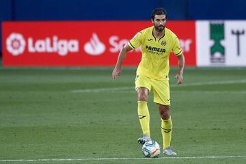 El central dejó el Real Madrid en 2013 al tener pocos minutos y puso rumbo al Nápoles, equipo en el que ha militado durante seis temporadas. Se convirtió en un icono para sus aficionados. Actualmente viste la zamarra del Villarreal, club al que llegó la pasada temporada y en el que es uno de los imprescindibles en la zaga de Javier Calleja. El Submarino lucha por meterse en la Champions.