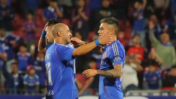 Futbol, Universidad de Chile vs Deportes La Serena.
Fecha 8, Liga de Primera 2025.
El jugador de Universidad de Chile Charles Aranguiz, centro, celebra su gol contra Deportes La Serena durante el partido de primera division disputado en el estadio Nacional en Santiago, Chile.
17/04/2025
Jonnathan Oyarzun/Photosport
Football, Universidad de Chile vs Deportes La Serena.
8st turn, 2025 First division league.
Universidad de Chile’s player Charles Aranguiz, center, celebrates his goal against Deportes La Serena during the first division match held at the Nacional stadium in Santiago, Chile.
17/04/2025
Jonnathan Oyarzun/Photosport