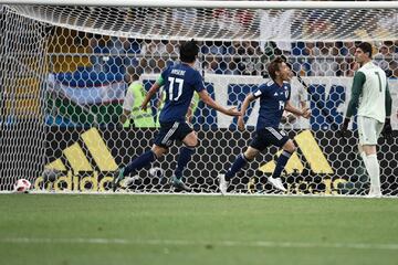 0-2. Takashi Inui celebró el segundo gol.