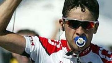 <b>SUEÑO CUMPLIDO. </B>Sastre se ha adjudicado la etapa y se la ha dedicado en la meta a su hija.