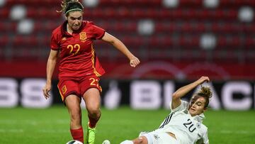 Mariona lucha por el balón con Magull.