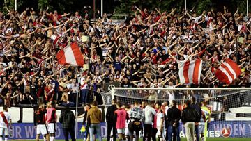 Los jugadores del Rayo frente a su afición en Vallecas.