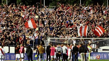 Los jugadores del Rayo frente a su afici&oacute;n en Vallecas.