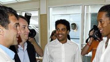 <b>BUENOS TIEMPOS.</b> La época en que 'Dinho', Laporta y el agente del jugador, su hermano Roberto de Assis se sonreían parecen haber quedado atrás.