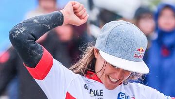 La kitesurfista Gisela Pulido levanta el puño en señal de victoria y aprieta los dientes con alegría tras ganar su 10º campeonato del mundo de kitesurf.