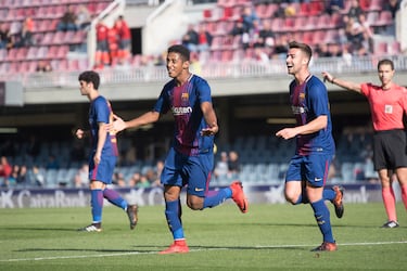 Jugó en el Barça B antes de continuar su trayectoria en otros clubes como el Cádiz y el Getafe, destacando como delantero. Actualmente juega en el Santos Laguna mexicano.