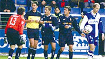 <B>UN MAL RECUERDO</B>. El portero españolista ha olvidado lo que sucedió en Mendizorroza la pasada temporada, cuando fue expulsado por agredir a Óscar Téllez.