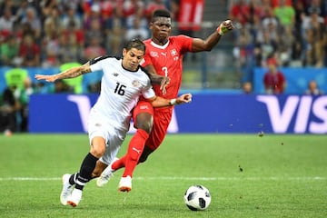 Cristian Gamboa con Breel Embolo.