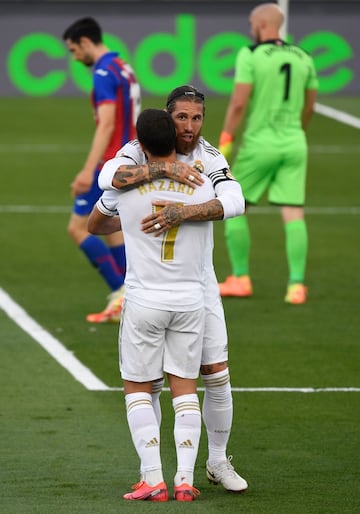 El jugador del Real Madrid, Sergio Ramos, celebra el 2-0 al Eibar con Hazard. 