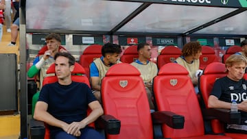 MADRID, 02/10/2025.- El entrenador del Rayo Vallecano, Iñigo Pérez (i), al inicio del partido de Liga Conferencia entre el Rayo Vallecano y el Shkendija, este jueves en el estadio de Vallecas. EFE/ Juanjo Martín