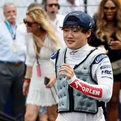 Yuki Tsunoda, uno más en la limpieza de las inundaciones en Italia