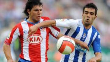 Iago Bouz&oacute;n pugna un bal&oacute;n con el &#039;Kun&#039; Aguero.