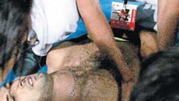 <b>MOMENTOS DE PÁNICO. </b>El saltador francés de longitud es atendido sobre la misma pista del estadio olímpico de Roma tras ser herido.