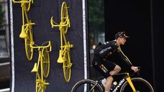 Jumbo-Visma's Danish rider Jonas Vingegaard cycles on stage during the official teams presentation near the Guggenheim Museum Bilbao, in Bilbao, northern Spain, on June 29, 2023, two days prior to the start of the 110th edition of the Tour de France cycling race. (Photo by Anne-Christine POUJOULAT / AFP)