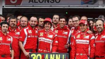 <b>CELEBRACIÓN ROJA. </b>Fernando Alonso festejó su treinta cumpleaños con todos los integrantes de Ferrari, su familia en las carreras.