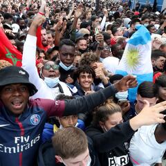 PSG fans welcome Messi to Parc des Princes