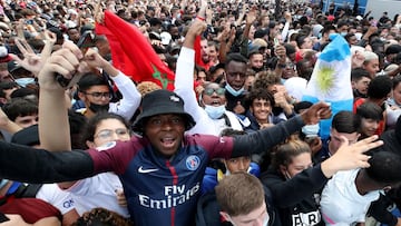 Messi arrives to Paris with an excited welcome from Paris fans as they comment on the challenges opponents will face against them with Messi on the team.