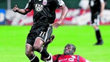 <b>GOLEADOR. </b>Luciano Emilio (con el 11) en un partido ante Toronto.