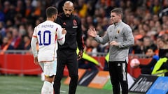 Hazard saluda a Henry tras ser sustituido en el Países Bajos-Bélgica.